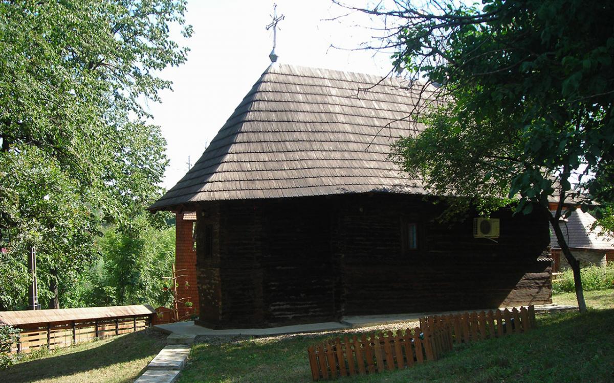 Biserica - vedere exterioară